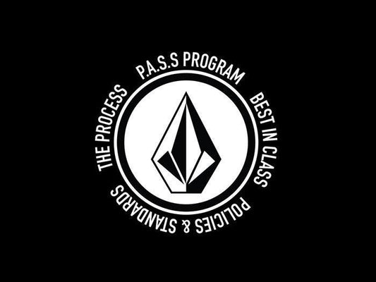 VOLCOMS COMPLIANCE-REISE UND DIE FESTLEGUNG UNSERES PRODUKT- UND SOZIALSICHERHEITSPROGRAMMS (P.A.S.S.)